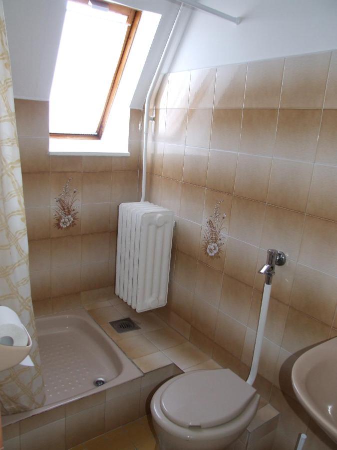 Revesz Vendeghaz Otel Harkány Oda fotoğraf