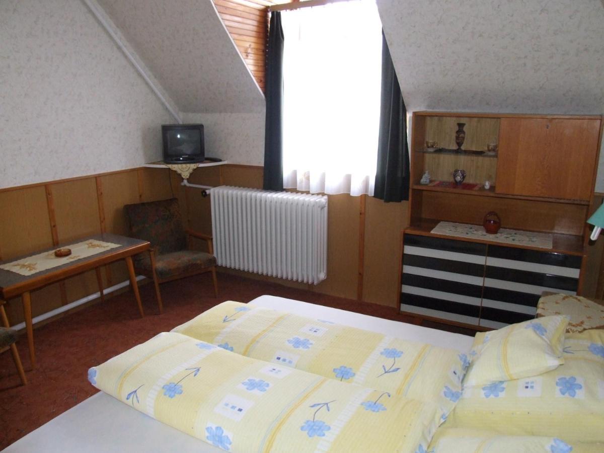 Revesz Vendeghaz Otel Harkány Oda fotoğraf