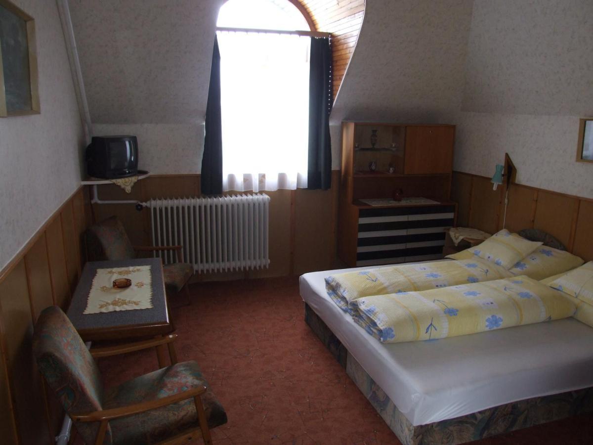 Revesz Vendeghaz Otel Harkány Oda fotoğraf
